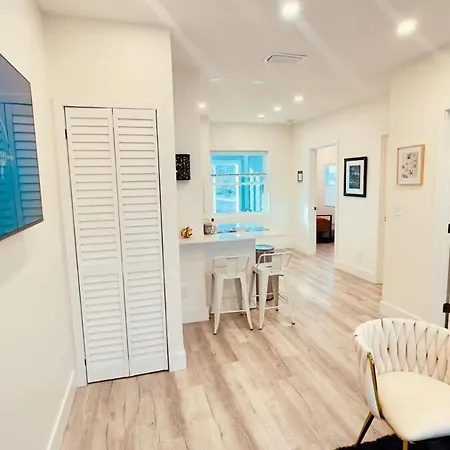 Surfside Siesta On Strip Apartment